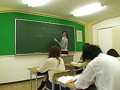 Babe anapata yake vidogo tits akambusu na cunt licked na stud